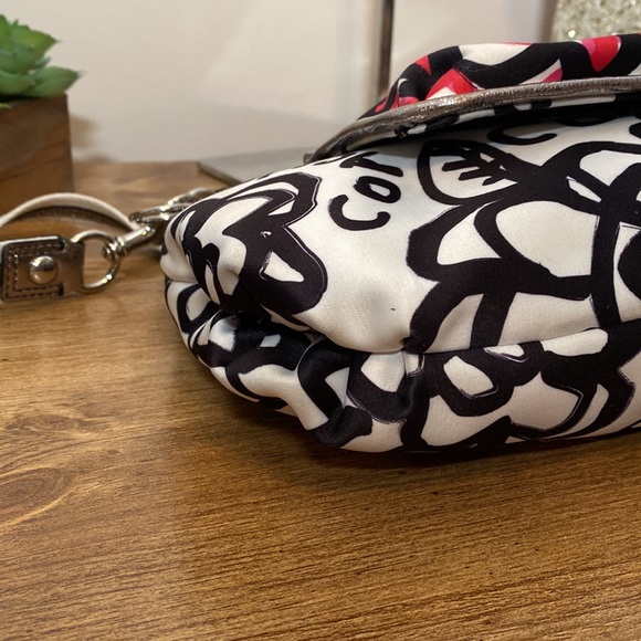 ✨Sold✨ Coach Poppy Floral Graffiti Groovy Shoulder Bag - Picture 9 of 14